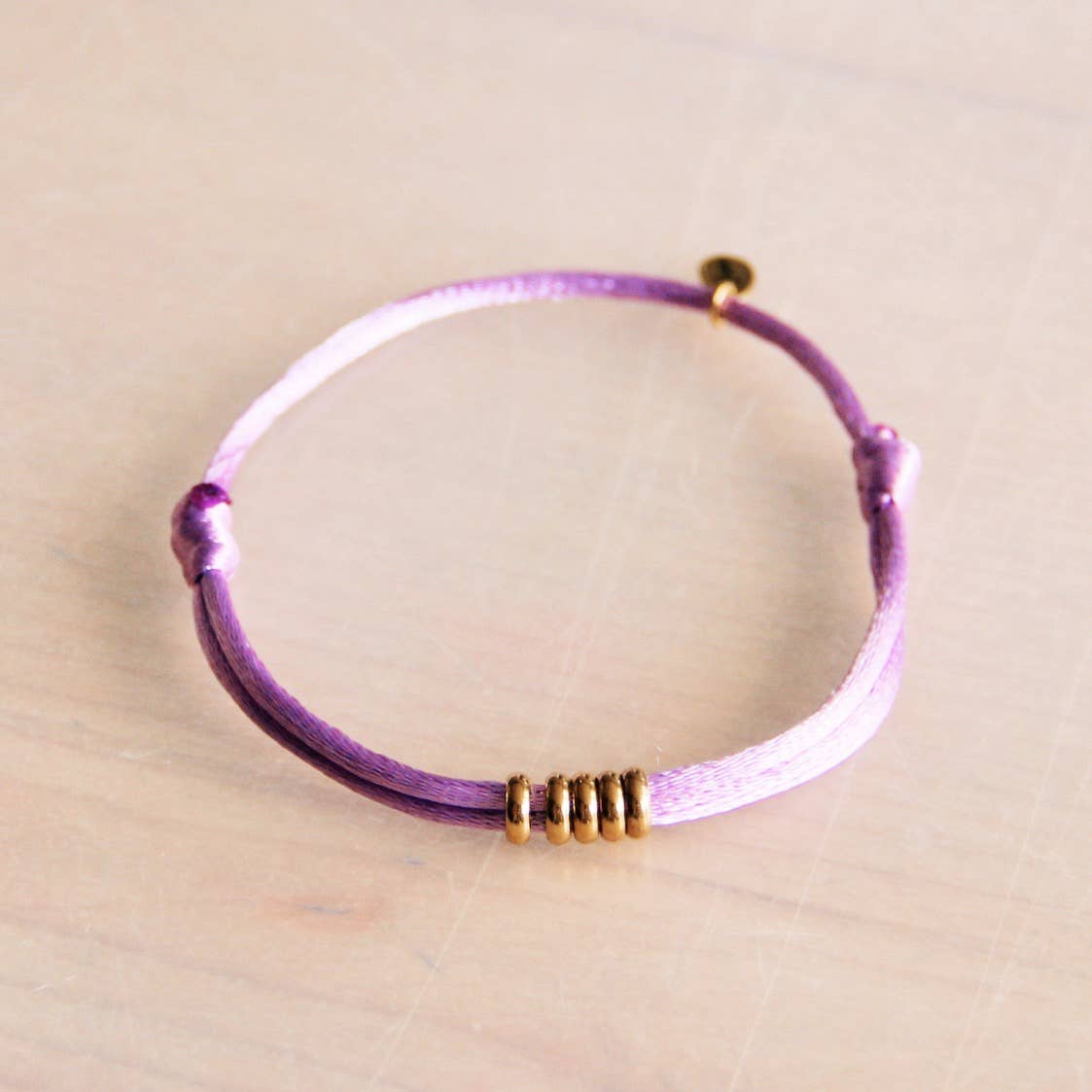 Satijnen armband met ringen — lila/goud