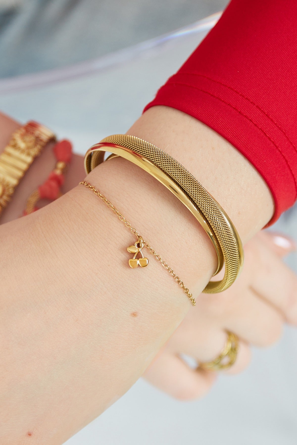 Cherry on Top2 – Goudkleurig Armbandje met Kersenbedel