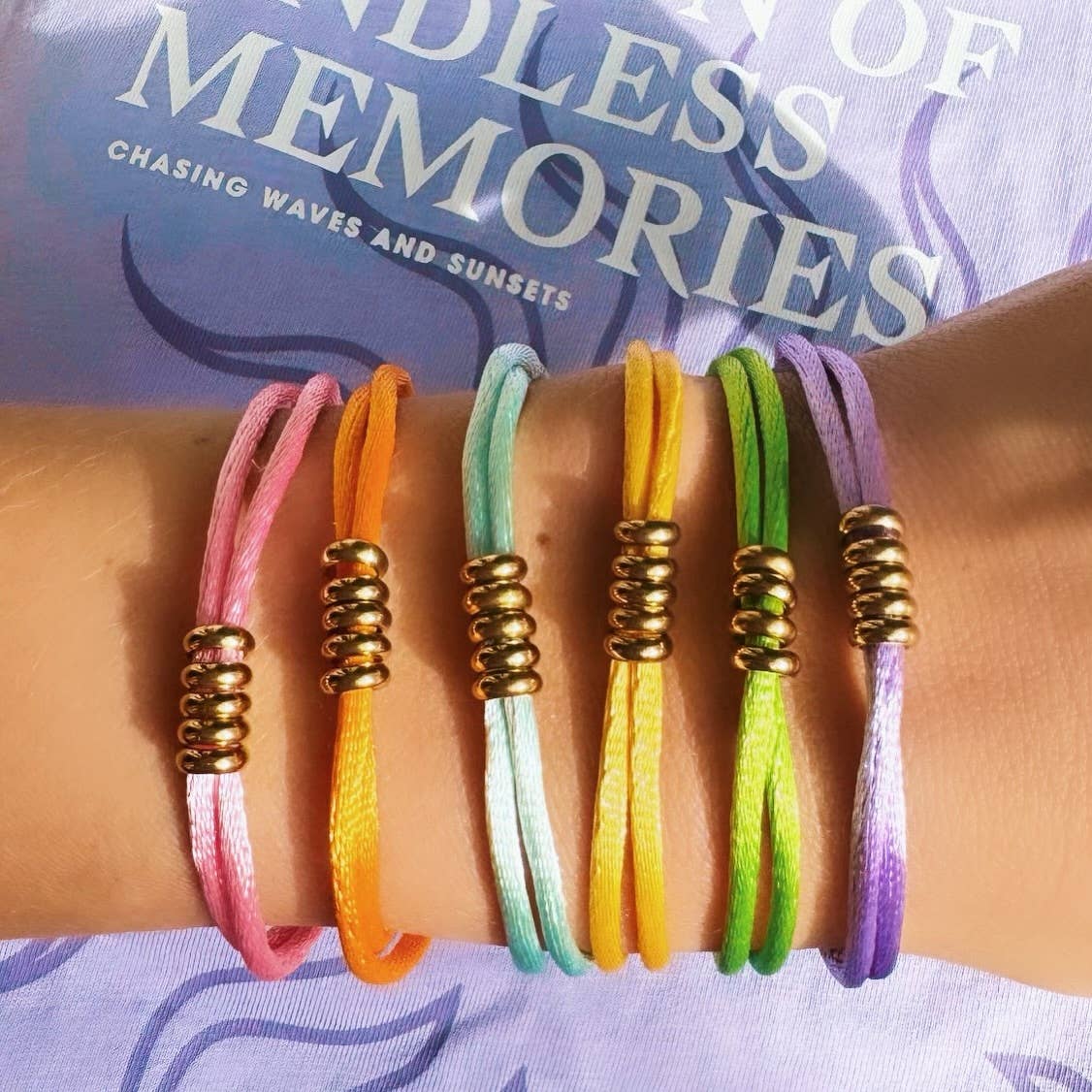 Satijnen armband met ringen — lila/goud