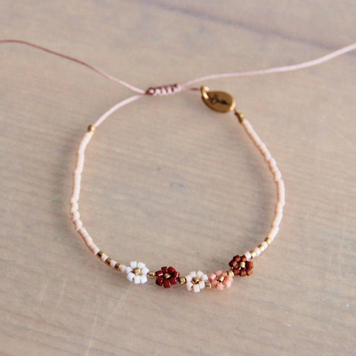 Miyuki armband met 5 mini madeliefjes - mix nude