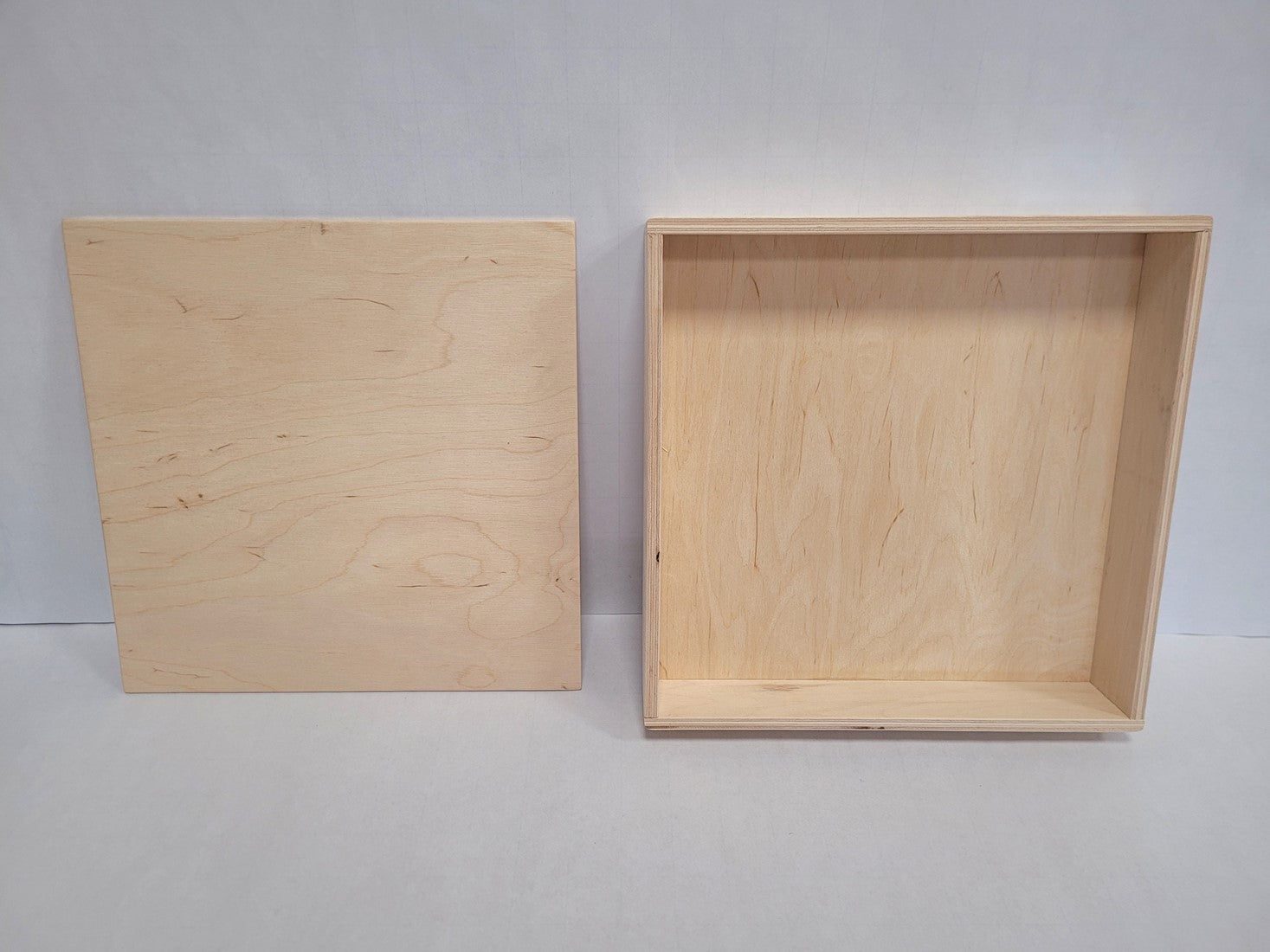 Kleine Holzspielkiste mit Deckel