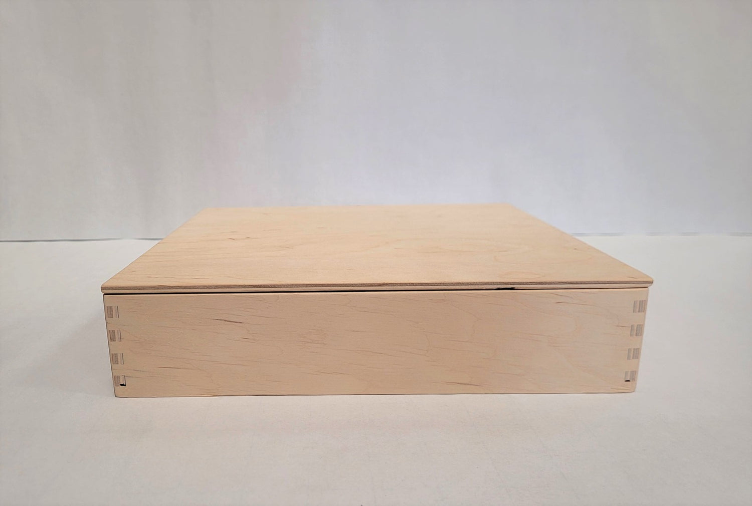 Kleine Holzspielkiste mit Deckel