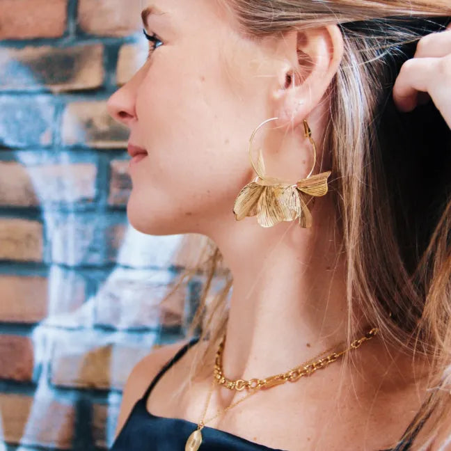 Fijne oorring met sierlijke bloem bladeren