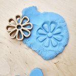 blauw speelzand met uitsteker van een bloem