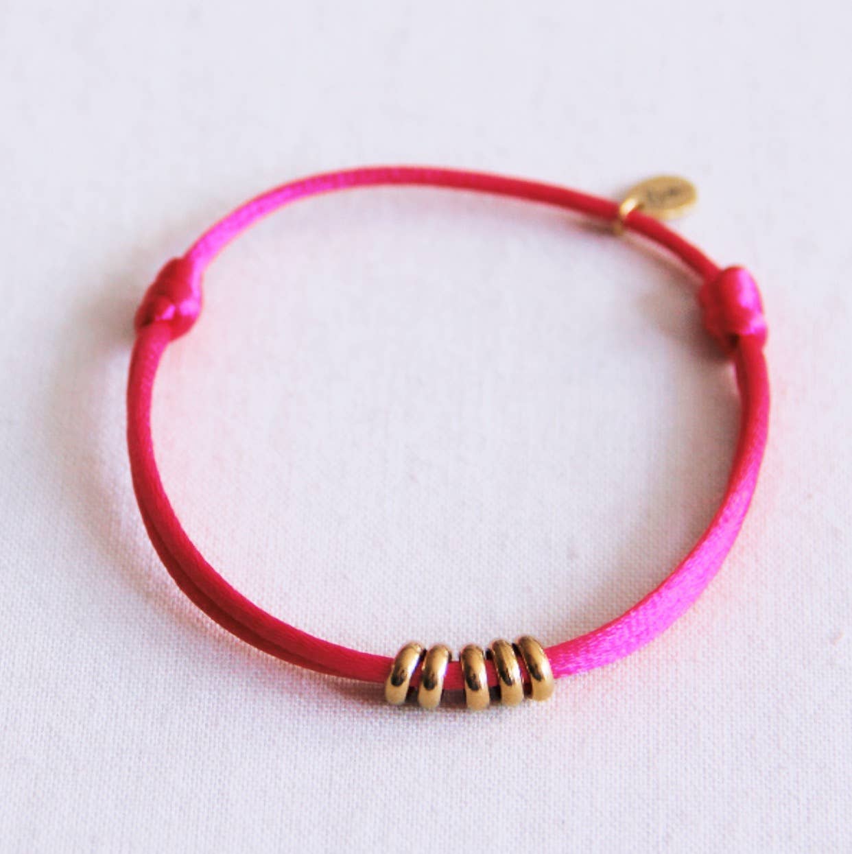 Satijnen armband met ringen — fuchsia/goud