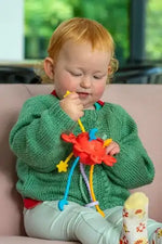 Kind gebruikt TickiT fidget speelgoed voor prikkelverwerking en concentratie